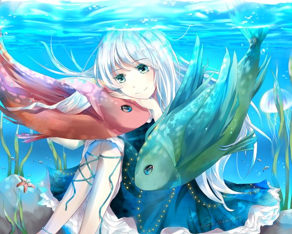 Anime picture 1280x1024 with original ruurin-chan (artist) long hair blue eyes smile white hair girl dress plant (plants) water fish (fishes)