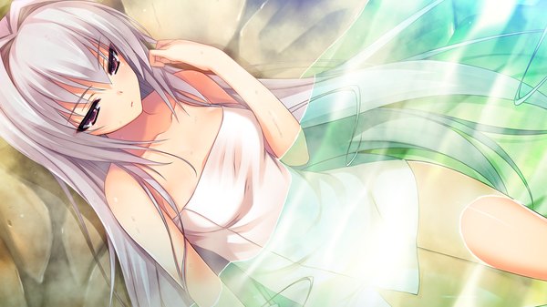 イラスト 2560x1440 と レミニセンス daizenji suzuka トモセシュンサク ソロ 長髪 highres light erotic wide image 紫目 肩出し game cg white hair 裸バスタオル 女の子 水 タオル 温泉