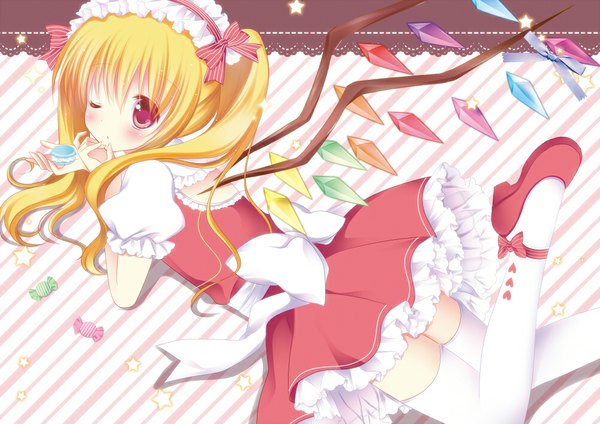 Anime picture 1000x707 with touhou flandre scarlet shibainu niki long hair blush blonde hair red eyes one eye closed wink loli girl thighhighs dress white thighhighs wings food headdress sweets star (symbol) crystal