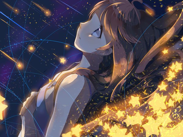 Anime picture 900x675 with original nachooz single long hair blue eyes smile brown hair bare shoulders signed upper body lying parted lips profile night on back night sky light looking up hands clasped shooting star