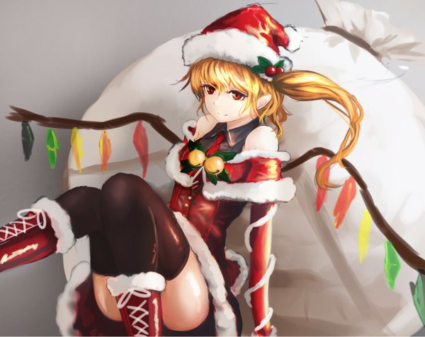 Anime picture 1478x1177 with touhou flandre scarlet lumo 1121 homo 1121 single long hair blush fringe blonde hair red eyes sitting bare shoulders looking away bent knee (knees) ass light smile grey background fur trim side ponytail christmas
