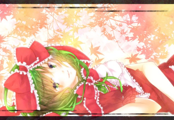 Anime picture 2500x1727 with touhou kagiyama hina looking at viewer highres smile green eyes lying green hair on back girl dress bow ribbon (ribbons) hair bow hair ribbon leaf (leaves)
