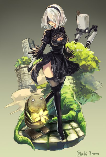 イラスト 551x816 と nier nier:automata ヨルハ二号b型 pod (nier:automata) あび ソロ 長身像 短い髪 light erotic signed 銀髪 全身 bent knee (knees) ほくろ 絶対領域 puffy sleeves twitter username gradient background スリット 谷間ホール