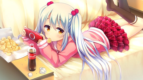 Anime picture 1280x720 with kimi to koi suru gakuen kissa hinata aria single long hair blush wide image twintails game cg white hair lying orange eyes loli girl skirt socks black socks bed chips psp