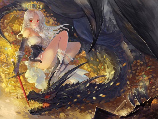 Аниме картинка 2000x1504 с оригинальное изображение pixiv fantasia pixiv fantasia fallen kings quaanqin один (одна) длинные волосы смотрит на зрителя высокое разрешение красные глаза голые плечи белые волосы девушка платье перчатки оружие меч высокие перчатки ботинки корона дракон