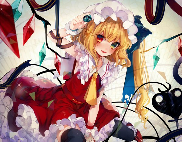 Anime picture 3200x2500 with touhou flandre scarlet renkarua single looking at viewer blush fringe highres short hair open mouth blonde hair smile red eyes holding green eyes absurdres arm up heterochromia one side up between legs
