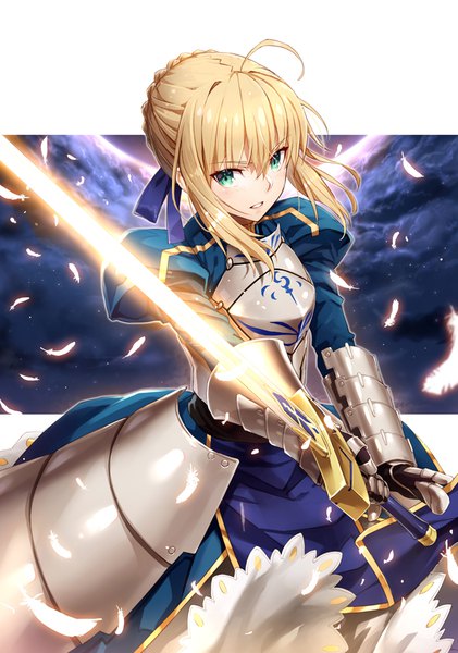 イラスト 632x900 と Fateシリーズ フェイト／ステイナイト アルトリア・ペンドラゴン セイバー 我美蘭 ソロ 長身像 カメラ目線 赤面 前髪 短い髪 金髪 hair between eyes holding 緑の目 cloud (clouds) アホ毛 三つ編み long sleeves parted lips