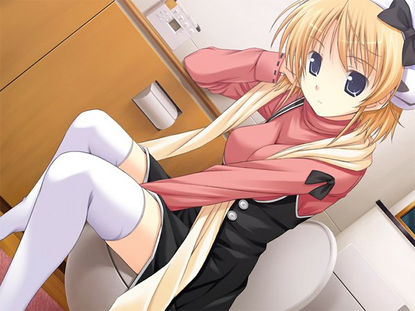 Anime picture 1024x768 with maikuro (game) short hair blue eyes blonde hair game cg girl thighhighs white thighhighs