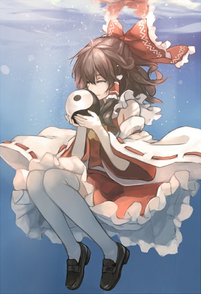 Anime picture 688x1000 with touhou hakurei reimu xiao qiang (overseas) single tall image short hair smile brown hair eyes closed underwater ^ ^ yin yang girl thighhighs bow hair bow detached sleeves white thighhighs
