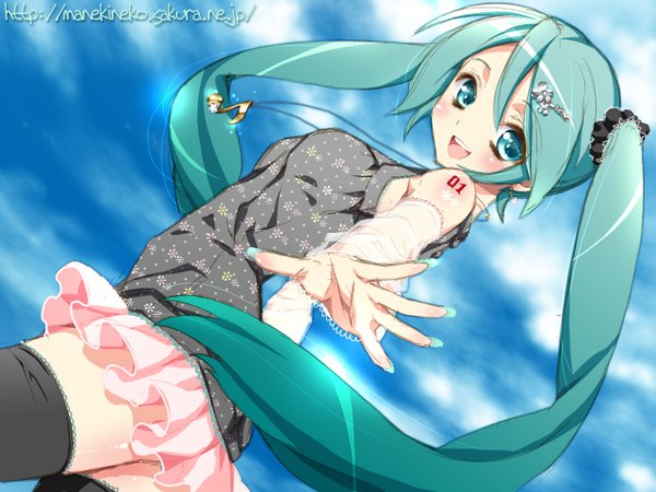 Anime picture 1280x960 with vocaloid hatsune miku tagme (artist) single looking at viewer blush fringe open mouth hair between eyes twintails sky cloud (clouds) very long hair nail polish :d fingernails long fingernails aqua nail polish girl thighhighs