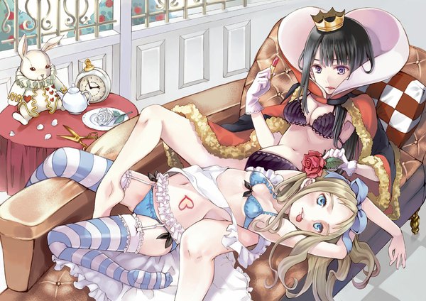 Anime picture 1130x800 with alice in wonderland alice (wonderland) queen of hearts long hair fringe breasts blue eyes light erotic black hair blonde hair purple eyes multiple girls holding lying midriff on back tattoo lipstick girl thighhighs