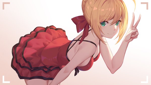 Anime picture 1600x900 with fate (series) fate/extra nero claudius (fate) (all) nero claudius (fate) nian (zhanian) single looking at viewer fringe short hair breasts simple background blonde hair smile hair between eyes wide image standing bare shoulders green eyes payot ahoge