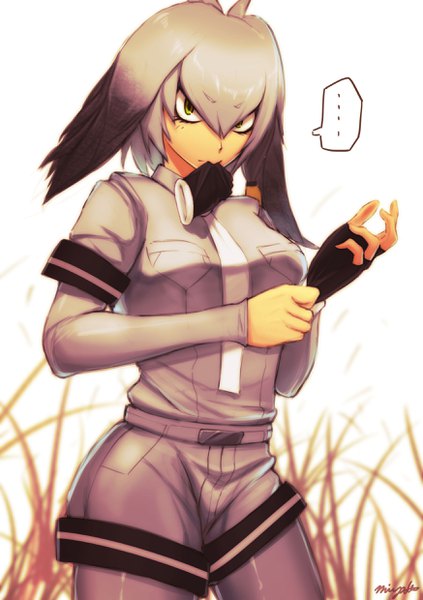 イラスト 1748x2480 と けものフレンズ shoebill (kemono friends) kura ソロ 長身像 カメラ目線 前髪 highres simple background hair between eyes 立つ 白背景 holding 緑の目 signed multicolored hair mouth hold head wings adjusting gloves glove in mouth