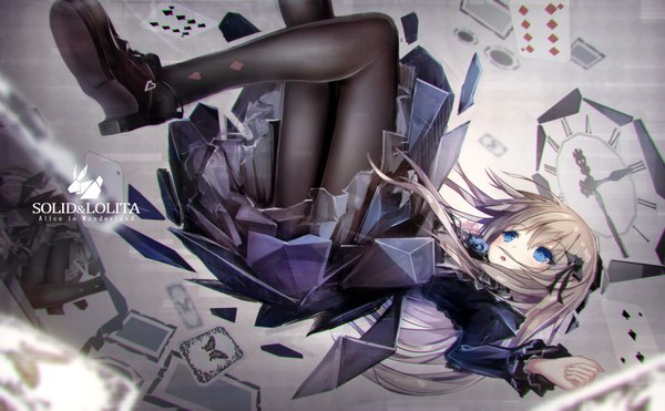 Anime picture 1924x1192 with alice in wonderland alice (wonderland) missle228 single long hair blush fringe highres open mouth blue eyes blonde hair hair between eyes wide image looking away bent knee (knees) long sleeves inscription grey background :o character names