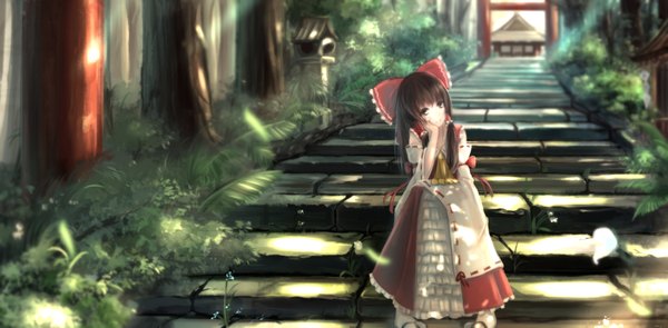 Anime picture 2000x986 with touhou hakurei reimu kikivi single long hair looking at viewer highres black hair wide image traditional clothes black eyes miko girl dress bow plant (plants) hair bow leaf (leaves) torii