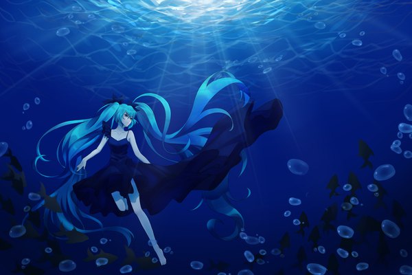 イラスト 2125x1417 と ボーカロイド 深海少女 初音ミク lqk jing jia ソロ highres ツインテール 肩出し looking away 全身 very long hair 裸足 aqua eyes aqua hair floating hair underwater 女の子 ドレス ちょう結び ヘア蝶結び