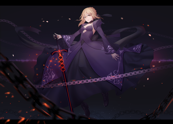 Anime-Bild 2000x1440 mit fate (series) fate/grand order artoria pendragon (all) saber alter lanzi (415460661) single looking at viewer highres short hair blonde hair yellow eyes black background girl dress weapon sword black dress chain