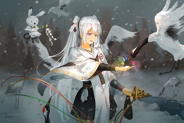 イラスト 3000x2000 と ボーカロイド 初音ミク 雪ミク ラビット・ユキネ 雪ミク2018 luomo-八雲正月 ソロ 前髪 highres 青い目 立つ signed 空 outdoors white hair blunt bangs long sleeves traditional clothes 和服 pleated skirt