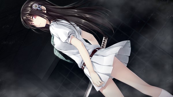 Anime picture 1280x720 with boku no hitori sensou akabei soft2 inuzuka rumi single long hair looking at viewer black hair red eyes wide image game cg looking back dark background girl skirt uniform hair ornament weapon school uniform sword katana