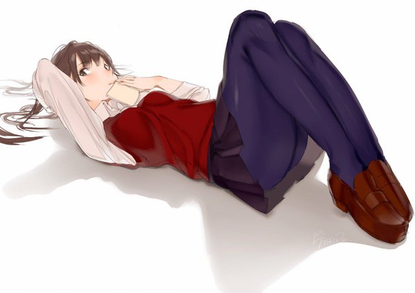 Anime picture 1024x722 with original ouchikaeru single long hair blush fringe light erotic simple background brown hair white background holding brown eyes signed looking away bent knee (knees) lying pleated skirt shadow on back arm behind head