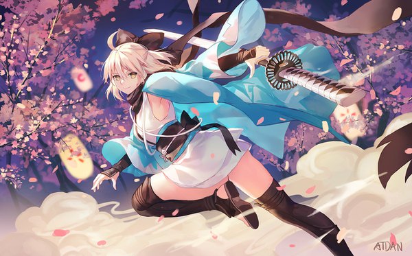 Anime picture 1300x809 with fate (series) koha-ace okita souji (fate) (all) okita souji (koha-ace) atdan single looking at viewer blush fringe blonde hair smile hair between eyes wide image holding signed yellow eyes cloud (clouds) ahoge bent knee (knees) traditional clothes