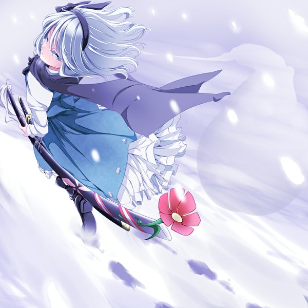 Anime picture 1000x1000 with touhou konpaku youmu myon single short hair blue eyes blonde hair white hair looking back wind snowing winter snow girl dress flower (flowers) weapon sword hairband scarf