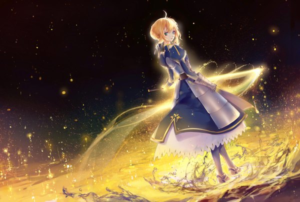 Anime picture 1250x842 with fate (series) fate/stay night artoria pendragon (all) saber kinokohime single fringe short hair blue eyes blonde hair payot looking away ahoge parted lips looking back glowing dark background glowing weapon girl weapon
