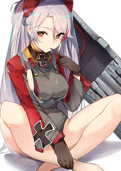 イラスト 800x1131 と アズールレーン プリンツ・オイゲン(アズールレーン) 綠色毛囊 ソロ 長髪 長身像 前髪 おっぱい light erotic simple background hair between eyes 白背景 座る 茶目 銀髪 long sleeves multicolored hair 裸足 ほくろ two-tone hair