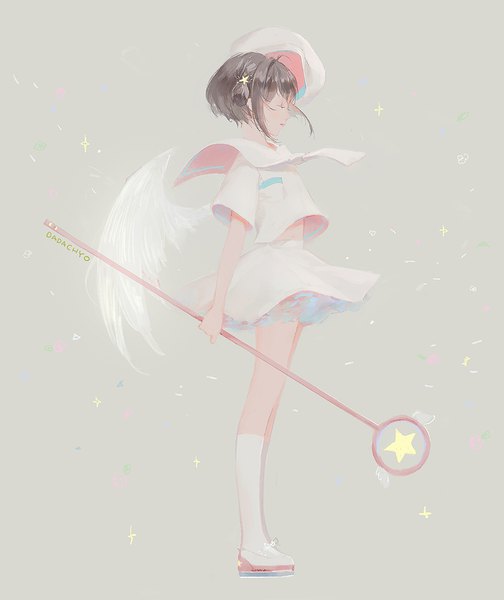 Anime picture 1000x1191 with card captor sakura clamp kinomoto sakura dadachyo single tall image fringe short hair simple background brown hair standing signed full body eyes closed profile wind grey background angel wings white wings girl