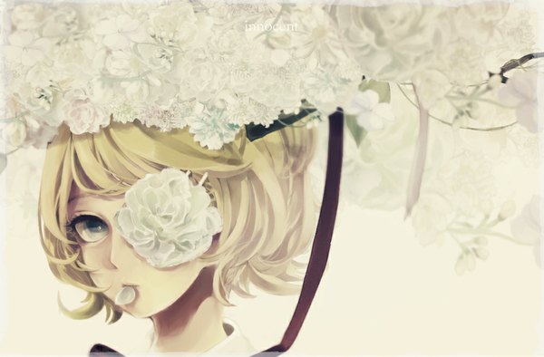 Anime picture 1000x658 with vocaloid kagamine rin hassan (sink916) single looking at viewer blush short hair blue eyes blonde hair holding mouth hold portrait girl hair ornament flower (flowers) petals rose (roses) white rose