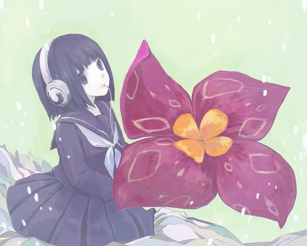Anime picture 1000x800 with utau nene nene 72 (nananatsu) single short hair black hair sitting black eyes green background girl flower (flowers) serafuku headphones