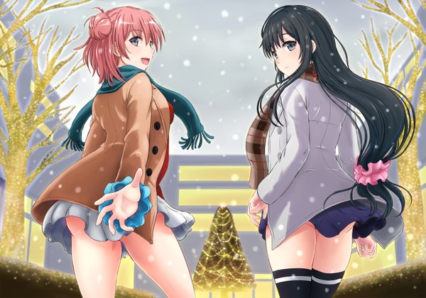 Anime picture 3336x2339 with yahari ore no seishun love comedy wa machigatteiru. brains base (studio) yukinoshita yukino yuigahama yui inanaki shiki long hair highres short hair open mouth blue eyes light erotic black hair multiple girls pink hair absurdres looking back snowing winter snow outstretched hand