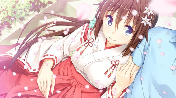 Anime picture 1280x720 with koinaka nonohara mio long hair looking at viewer blue eyes smile brown hair wide image game cg traditional clothes miko girl hair ornament petals