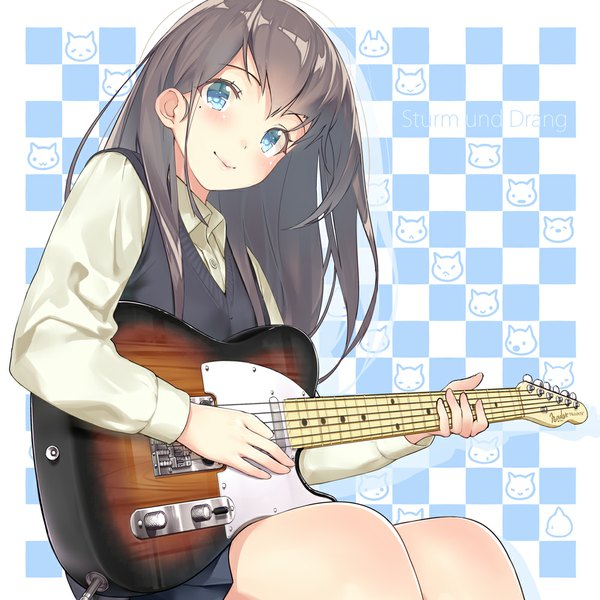 Anime picture 1000x1000 with original kinugasa yuuichi single long hair looking at viewer blush fringe blue eyes smile brown hair sitting holding bent knee (knees) head tilt pleated skirt mole mole under eye checkered checkered background girl