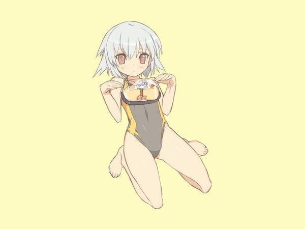 Anime picture 1024x768 with ben-tou david production yarizui sen single blush short hair simple background red eyes silver hair barefoot yellow background girl swimsuit