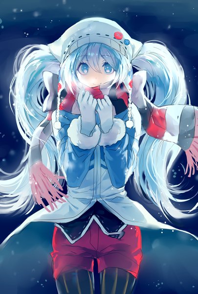 Anime-Bild 1574x2330 mit vocaloid hatsune miku yuki miku yuki miku (2016) goodman (modapi95) single long hair tall image looking at viewer blue eyes smile hair between eyes twintails blue hair wind fur trim snowing winter exhalation girl