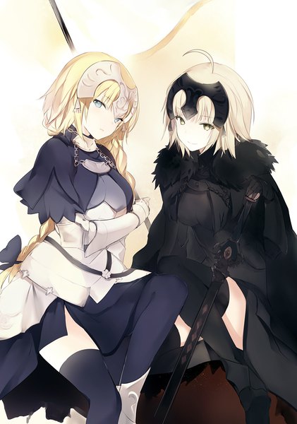 イラスト 710x1011 と Fateシリーズ fate/grand order jeanne d'arc (fate) (all) ジャンヌ・オルタ ジャンヌ・ダルク(fate) lpip 長髪 長身像 カメラ目線 赤面 前髪 短い髪 おっぱい 青い目 金髪 笑顔 白背景 座る multiple girls holding