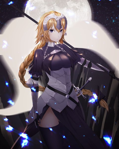 イラスト 1500x1875 と Fateシリーズ fate/apocrypha jeanne d'arc (fate) (all) ジャンヌ・ダルク(fate) 金ジン ソロ 長髪 長身像 カメラ目線 赤面 前髪 おっぱい 金髪 hair between eyes 立つ holding 三つ編み black eyes single braid 女の子