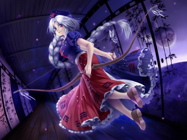 Anime picture 1280x962 with touhou yagokoro eirin isaky (isakysaku) single long hair blue eyes smile silver hair braid (braids) looking back night night sky single braid girl dress ribbon (ribbons) weapon frills headdress moon