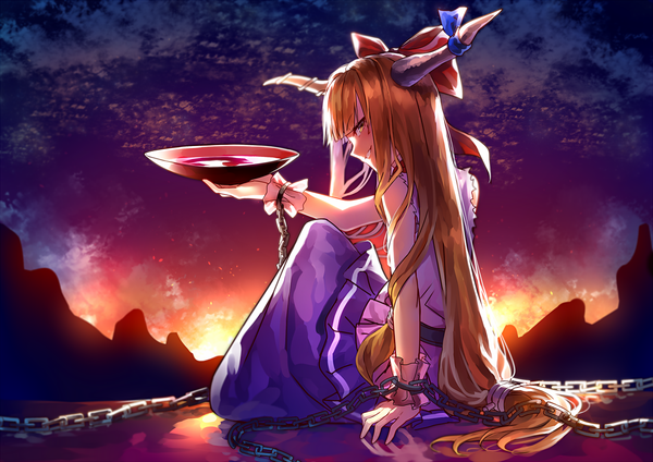 Anime picture 1500x1060 with touhou ibuki suika uu uu zan single looking at viewer fringe blonde hair smile holding yellow eyes cloud (clouds) bent knee (knees) very long hair profile looking back arm up horn (horns) from behind sunlight night