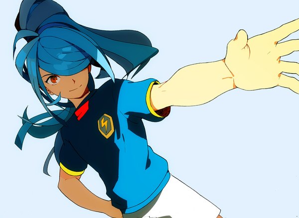 Anime picture 1116x816 with inazuma eleven kazemaru ichirouta uinti single long hair looking at viewer fringe simple background smile red eyes blue hair ponytail hair over one eye hand on hip blue background boy uniform gym uniform