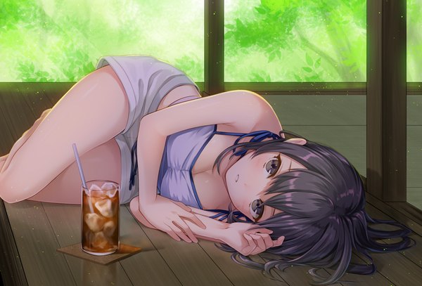 Anime picture 800x543 with original geroro single looking at viewer fringe short hair breasts black hair hair between eyes large breasts bare shoulders bent knee (knees) lying parted lips grey eyes on side girl shorts drink glass