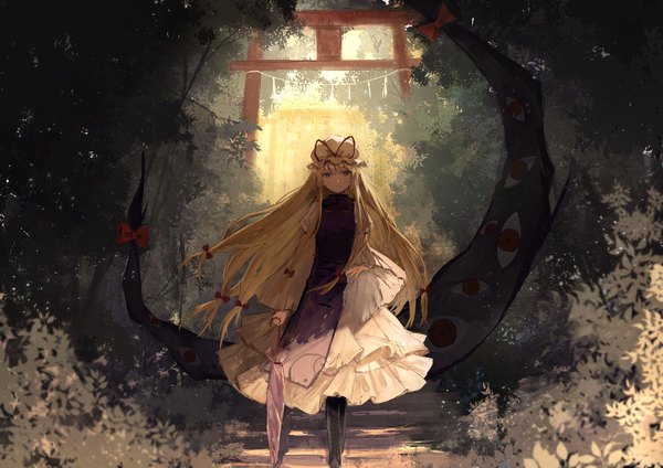 Anime picture 2003x1416 with touhou yakumo yukari thkani single long hair looking at viewer highres blonde hair brown eyes expressionless closed umbrella girl dress bow plant (plants) hair bow hat umbrella bonnet torii