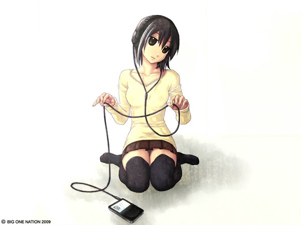 Anime picture 1024x768 with ipod raichi short hair black hair yellow eyes zettai ryouiki kneeling thighhighs headphones