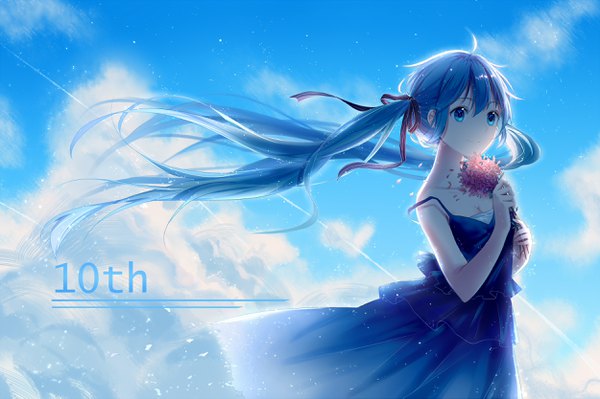 イラスト 2500x1666 と ボーカロイド 初音ミク 芝 ソロ 長髪 highres 青い目 立つ ツインテール holding 青い髪 looking away 空 cloud (clouds) アホ毛 light smile 風 sunlight strap slip 記念日