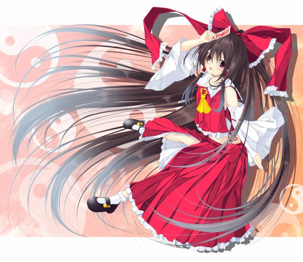 Anime picture 1386x1200 with touhou hakurei reimu mayuzaki yuu single long hair black hair bare shoulders brown eyes very long hair miko girl skirt bow hair bow detached sleeves skirt set