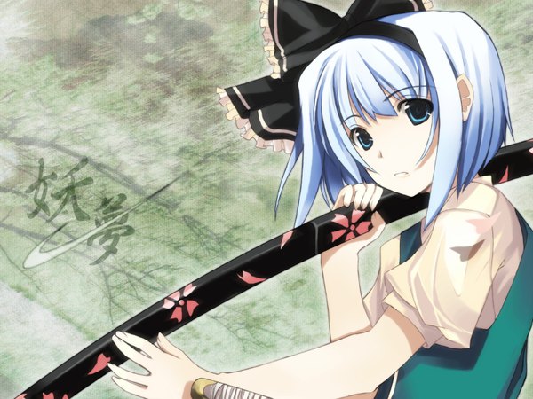 Anime picture 1600x1200 with touhou konpaku youmu hiiragi ryou single looking at viewer short hair silver hair upper body aqua eyes hieroglyph sheathed weapon over shoulder girl weapon headband sheath