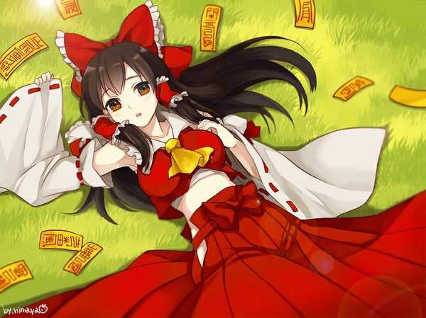 Anime picture 1000x749 with touhou hakurei reimu himaya single long hair looking at viewer fringe black hair brown eyes signed lying parted lips bare belly girl skirt bow plant (plants) hair bow detached sleeves grass