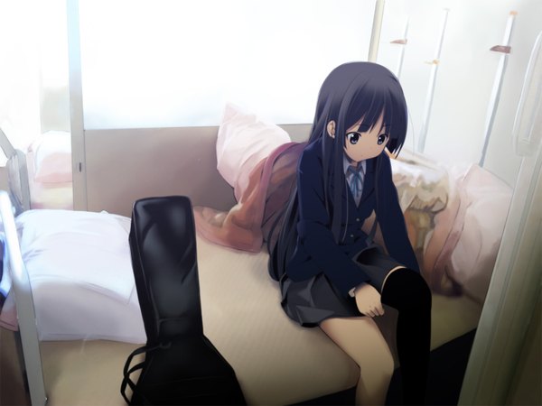 Anime picture 1600x1200 with k-on! kyoto animation akiyama mio houmitsu long hair black hair thighhighs serafuku bed musical instrument instrument case guitar case