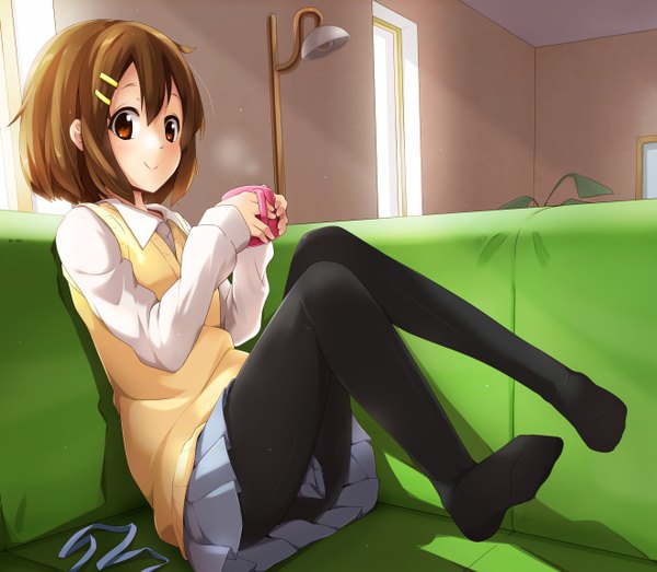 Anime picture 1320x1152 with k-on! kyoto animation hirasawa yui hazuki akaoto (artist) single blush short hair smile red eyes brown hair girl skirt uniform hair ornament school uniform miniskirt bobby pin vest couch mug